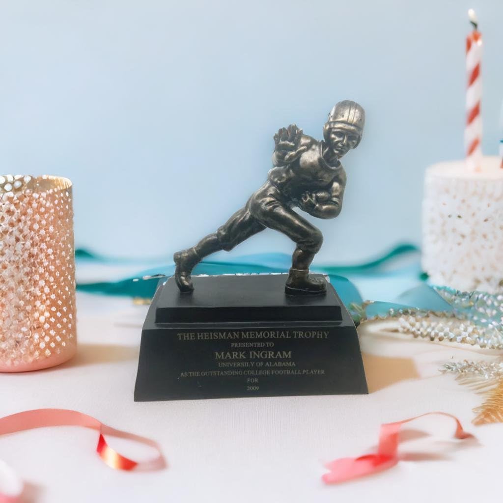 Espada en Miniatura, Trofeo Conmemorativo Heisman El Premio al Jugador de Fútbol Más