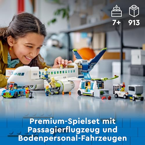 LEGO 60367 City Passagierflugzeug Spielzeug-Set, großes Flugzeug-Modell mit Fahrzeugen des Flughafen-Bodenpersonals: Vorfeldbus, Pushback-Schlepper, Catering-Lader, Gepäckwagen und 9 Minifiguren