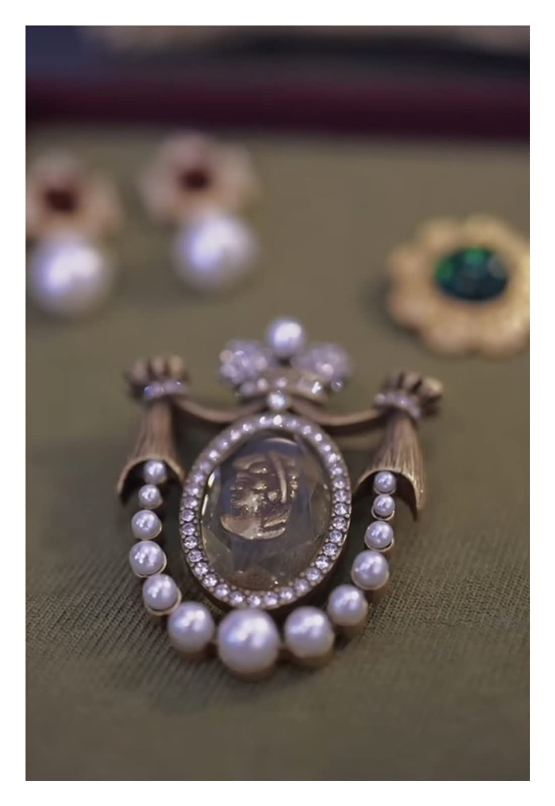 CAREG Boutique Princess Design Pins Court European Retro Pearl Vintage Broche Durable