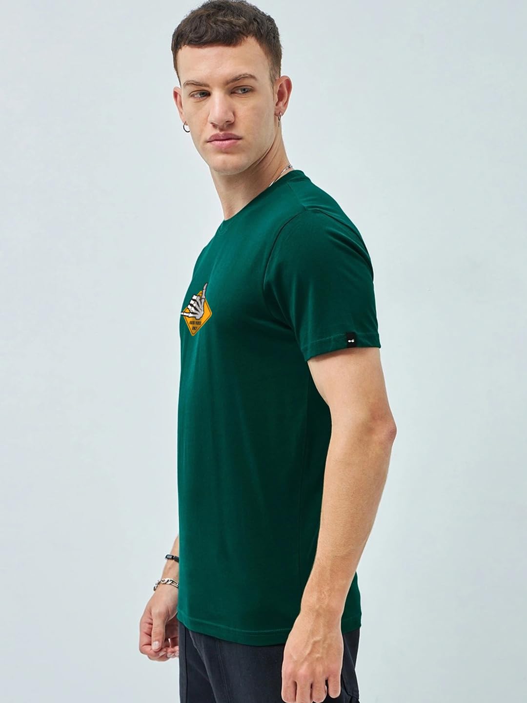 Bewakoof Camiseta de algodón puro con estampado gráfico, ajuste regular, media manga, cuello redondo para hombre
