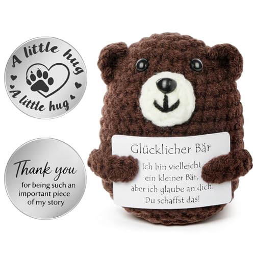 Aolso Handgefertigter Emotionaler Support Häkelbär Positiver Bär mit inspirierenden Karten, Glücksmünze, handgefertigtes Strickspielzeug, Glücksgeschenk für Geburtstag, Büro, Zuhause für 18,53 EUR bei amazon.de Bild: Aolso Handgefertigter Emotionaler Support Häkelbär Positiver Bär mit inspirierenden Karten, Glücksmünze, handgefertigtes Strickspielzeug, Glücksgeschenk für Geburtstag, Büro, Zuhause für 18,53 EUR bei amazon.de