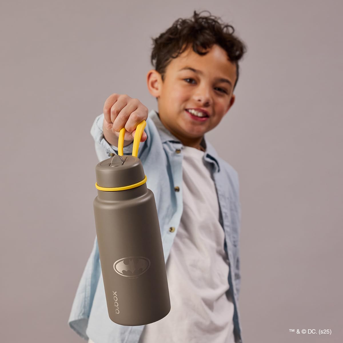 b.box Batman isolierte Trinkflasche mit Klappdeckel, dreilagiger Edelstahl, hält Getränke bis zu 46 Stunden kalt, auslaufsicherer Deckel mit Edelstahl-Strohhalm, BPA-frei, 1L