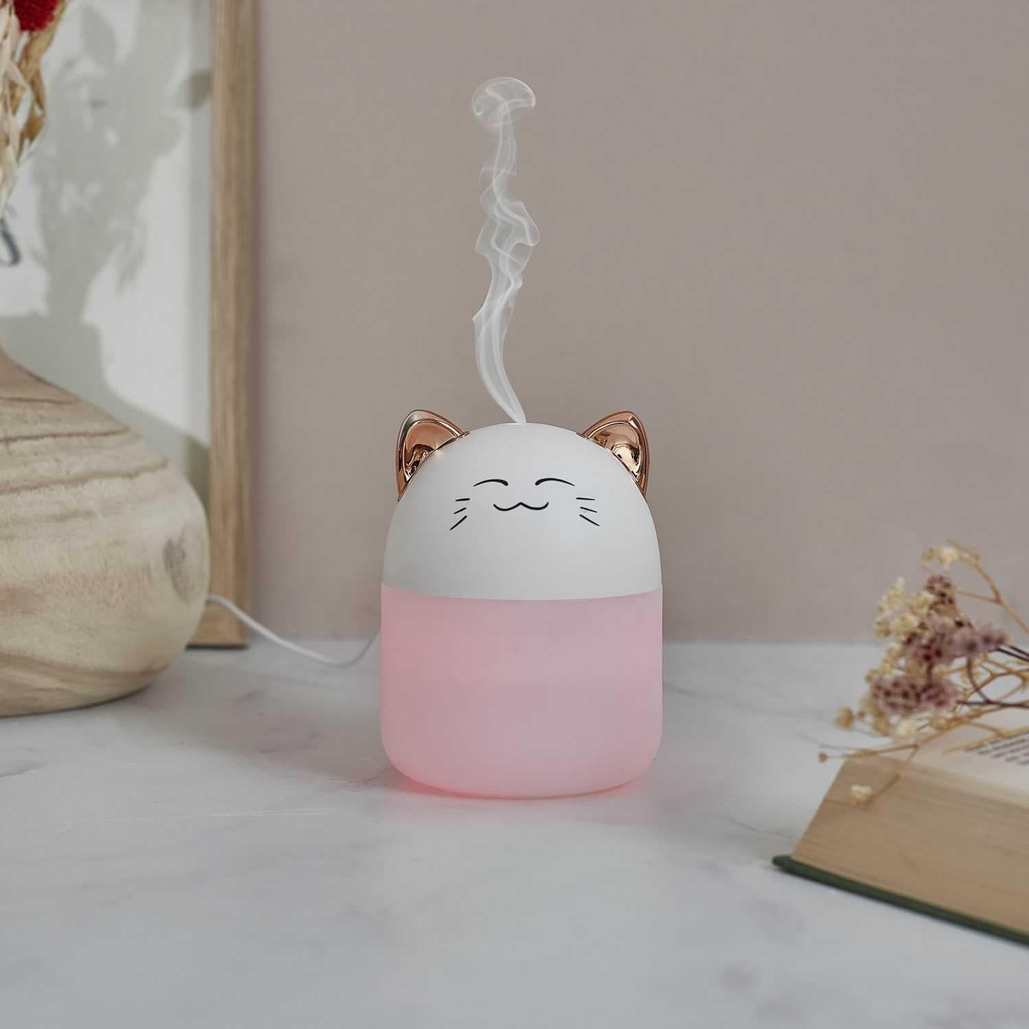 HOME DECO FACTORY, VE6082, dyfuzor olejków eterycznych Led'Kawaii Cat, uroczy design, wielokolorowe oświetlenie LED, idealne do domu, relaksująca atmosfera, kompaktowy rozmiar, różne wzornictwo
