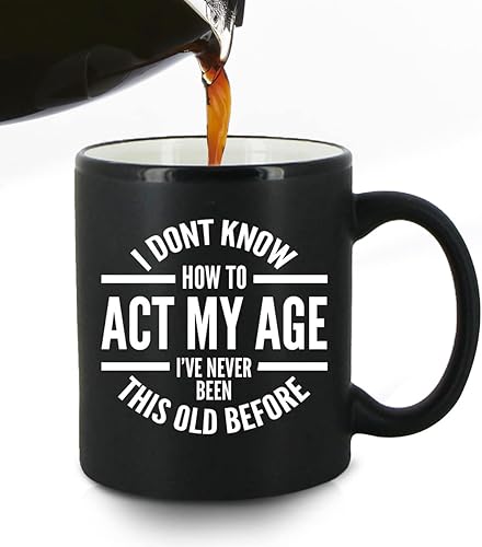 Miniatura 2 de DU VINO Taza de café con texto en inglés "I Don't Know How To Act My Age - Divertido regalo de cumpleaños o jubilación para ancianos mayores, regalo