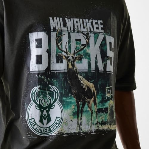 New Era NBA Washed Graphic Milwaukee Bucks Short Sleeve T-Shirt M