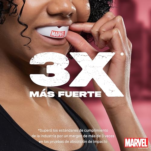 Mujer mostrando el protector bucal Marvel, destacando su resistencia con texto que dice '3X más fuerte'