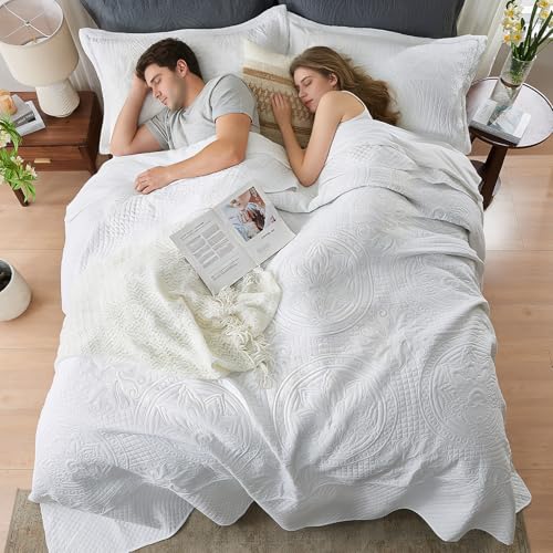 Image of Qucover White Oversized King Bedspread 128 x 120, Lightweight California King Quilts, 3 Piece Vintage Coin Pattern Soft Microfiber Extra Large Bedding with Shams