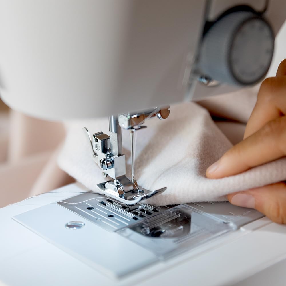 Cecotec Macchina da Cucire 15 Punti BelleCouture 1500. Asola Manuale in 4 Tempi, Regolatore di Asola, Tensione del Filo Regolabile e Kit di Accessori, Compatta e Portatile