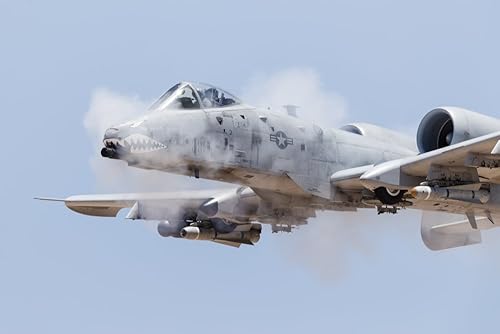 Una Fuerza Aérea de Estados Unidos A-10 Thunderbolt II dispara su pistola de 1.181in en un blanco estrafe Poster Print de Rob EdgcumbeStocktrek