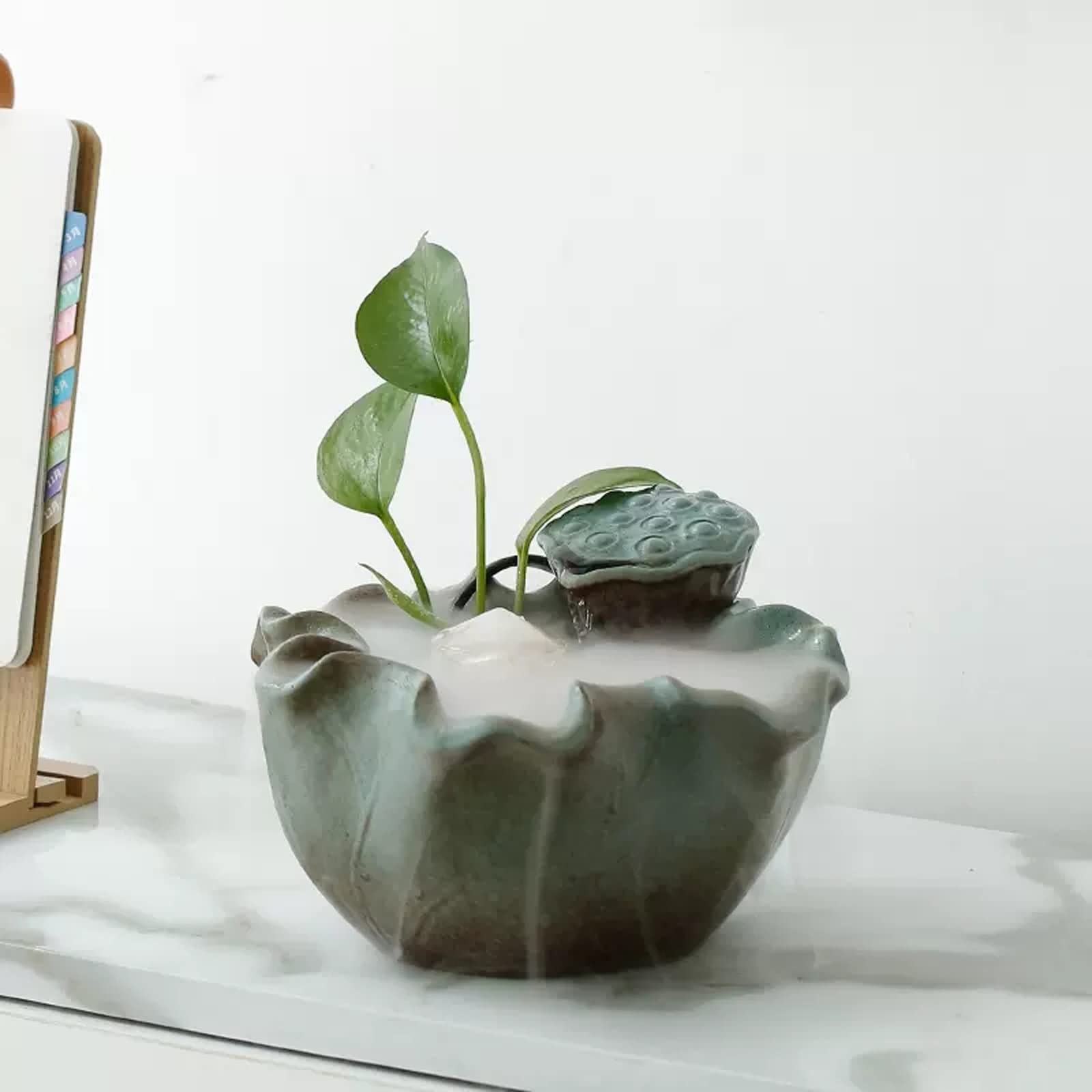 Fontanella Decorativa da Interni Fontana d'acqua da tavolo in ceramica cinese con foglia di loto Fontane d'acqua for il relax interno Fontana a cascata Feng Shui con nebbia d'acqua for la decorazione