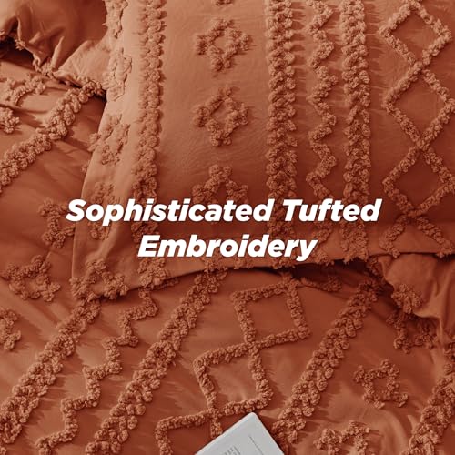 Bedsure Tufted Boho Comforter Set Full Size - Terracotta Boho Bed Set, GentleSoft™ 3 Pieces Farmhouse Shabby Chic Embroidery Bedding, Gifts for Woman, Soft Jacquard Full Comforter for All Seasons