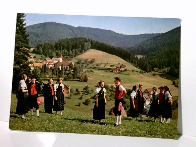 Trachten. Schwarzwald. Trachtengruppe Schönmünzach - Schwarzenberg mit Blick auf Schwarzenberg. Alte Ansichtskarte / Postkarte farbig, ungel. ca 60ger Jahre. Brauchtum, Folklore.