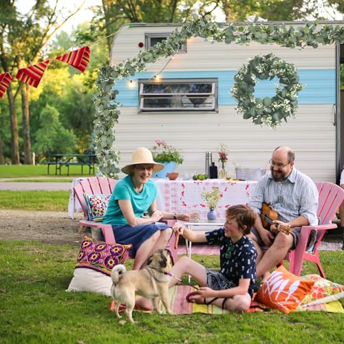 Guirnalda de eucalipto de 1,8 m, decoración de eucalipto artificial para bodas y decoración del hogar, guirnalda verde impermeable con flores blancas para interior y exterior, balcón, decoración de - imagen 4