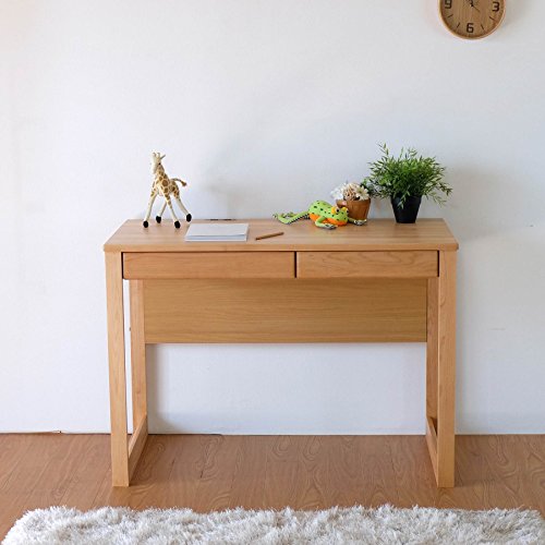 装飾を抑えすっきりとシンプルなフォルムで、ダイニングテーブルの延長上にも置きやすい学習デスクです。

天然木なので、豊かな表情を楽しむことができ、飽きの来ないシンプルなデザインで長く使うことがのできるデザインがうれしいですね。