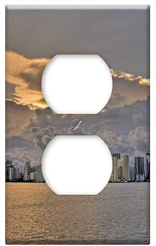 Cubierta de salida de placa de interruptor - Miami Clouds Miami Beach Florida Usa Skyline disponible en Yaxa Mexico