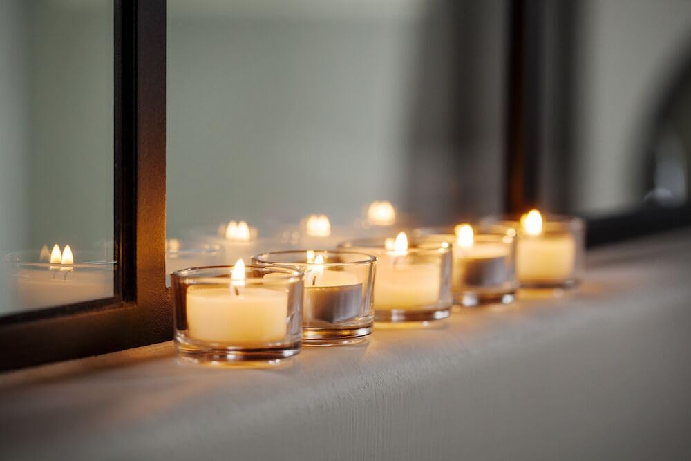 Velas de té (2 cajas de 50 unidades, 100 velas de té), tiempo de combustión: 4,5 horas, sin hollín, para portavelas, vasos de velas, lámparas aromáticas, candelabros y portavelas – Navidad,