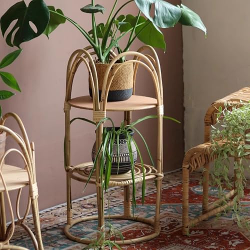 Support à plantes artisanal en rotin pour inviter la poésie de la nature chez soi