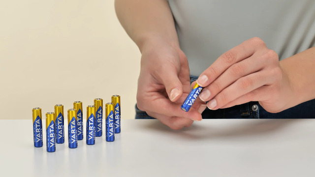 VARTA Piles AAA, Lot De 24, Energy, Alcalines, 1,5V, Cube, Emballage Recyclé à 90%, Pour Des Besoins De Base Simples, Made In Germany