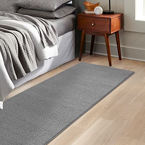 KARAT Bettvorleger Dynasty - edle Velours Bettumrandung - Teppich Läufer für Schlafzimmer Wohnzimmer - Flauschiger Teppichläufer (67 x 160 cm, Silbergrau)