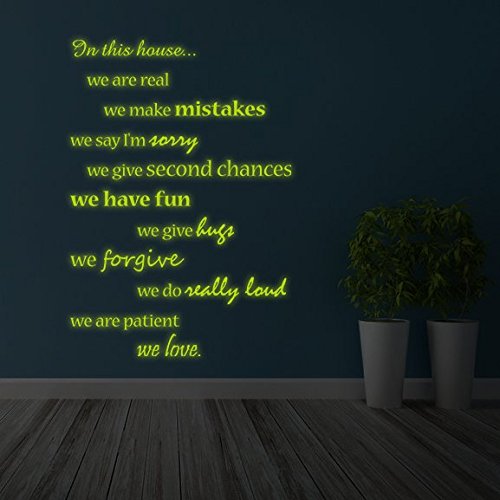 (70x 100cm) Glowing Vinyl Wand Aufkleber Zitat in This House We Are Family Wir Do Love/Glow in Dark Home Family Leuchtziffern Aufkleber + Gratis Aufkleber Geschenk macht.