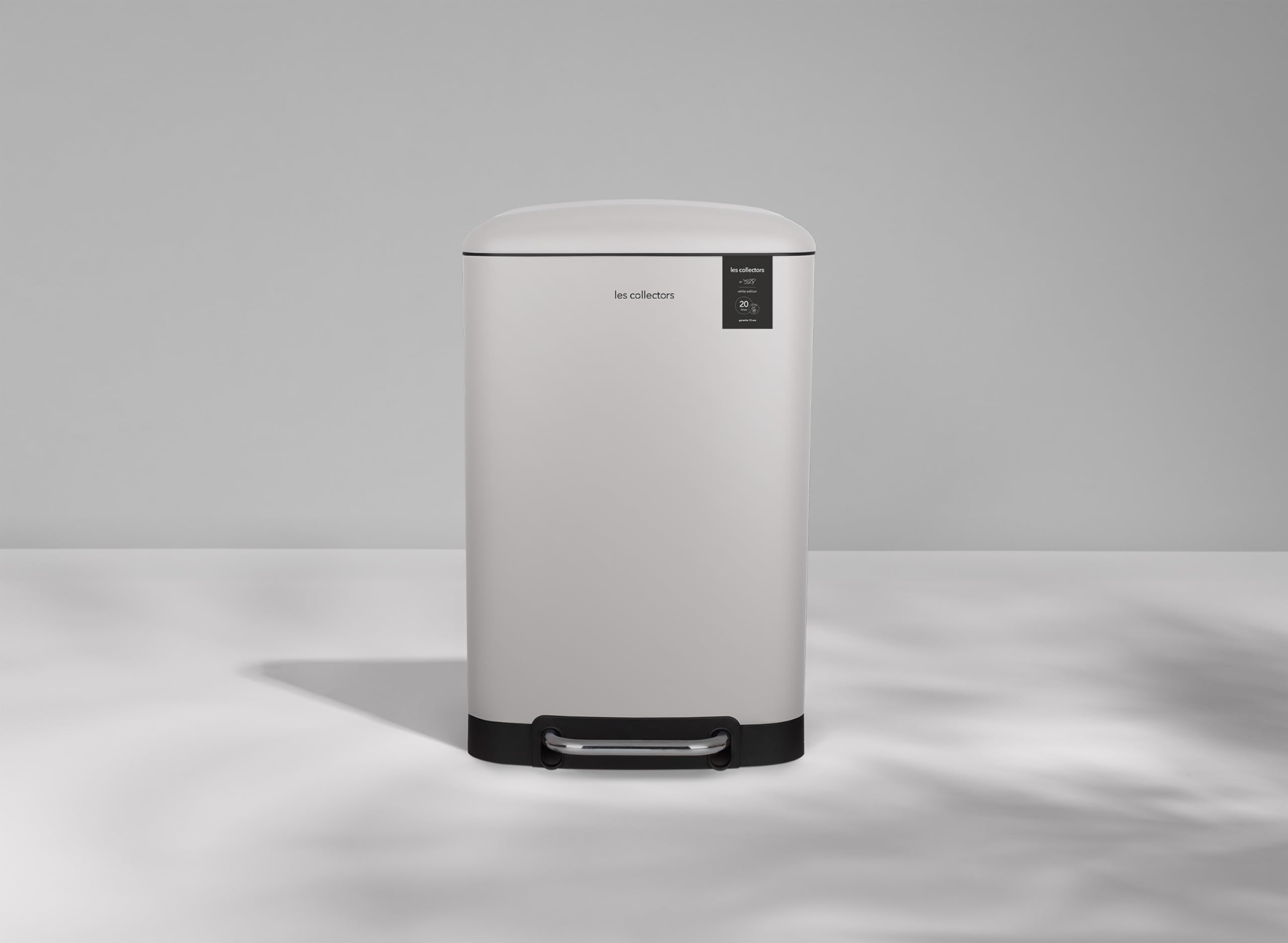 Les Collectors, Cubo de cocina a pedal N°528, Acero inoxidable, Capacidad 20L, Compatible con bolsas de 30L, Compacto, Práctico, Cierre silencioso, Cubeta interior extraíble, Acabado mate, Blanco