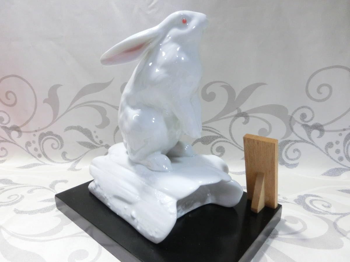 有田焼　勝山窯　干支　卯　置物　インテリア　 陶器 　置物　 黒台座付き　白磁 Amazon.co.jp: 有田焼 勝山 作 白磁 卯 干支 昭和62年 卯年 置物