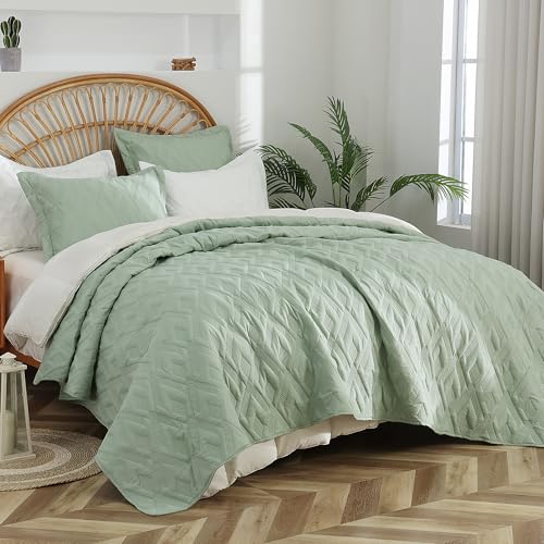 Image of EVENHUG Quilt Set King Size Soft Lightweight Bedspreads with 2 Pillow Shams Reversible Bedding Coverlets for All Seasons 3 Piece (106 inchx96 inch)