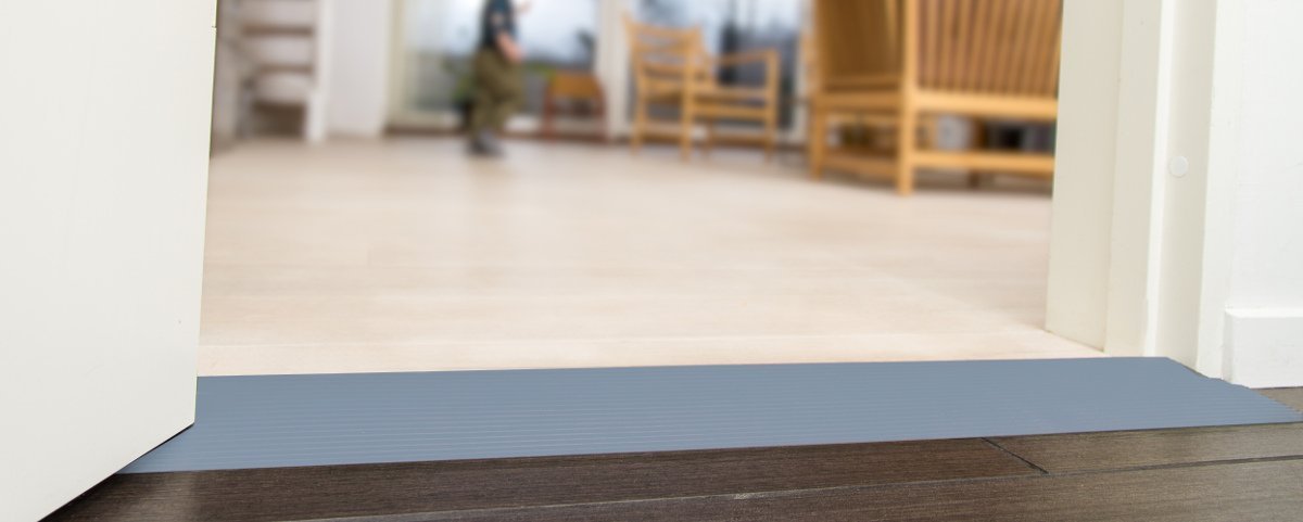 HomeCare Innovation | Gummi Rampe für innen 100cm Breit | Schwellenrampe | Türschwellenrampe (10 x 100 x 1000 mm)