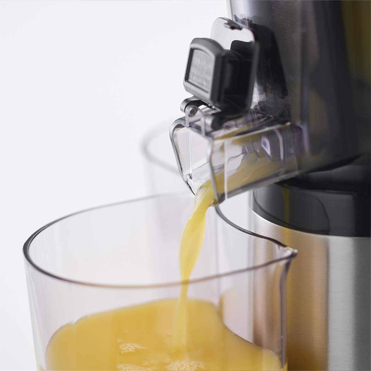 Russell Hobbs Slow Juicer Sistema di Estrazione Succo a Freddo, Corpo in Acciaio, 2 Filtri, Funzione Reverse, Affetta frutta Congelata, 150W, 25170-56