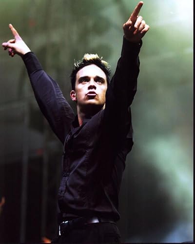 Posterazzi Robbie Williams en el escenario con los brazos apuntando hacia arriba (16 x 20) - Artículo # MVM01477