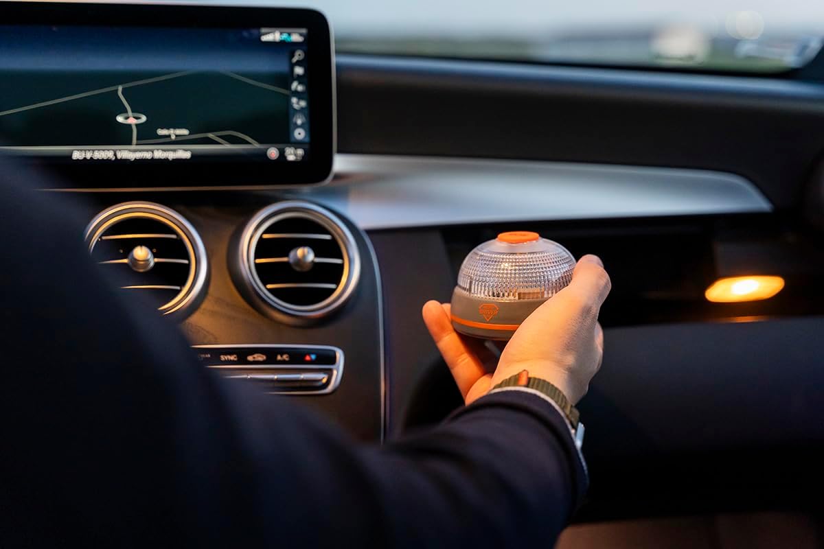 Hero Driver LED Baliza V16 Conectada y Geolocalizada Certificada DGT 3.0 Sin cuotas hasta 2040 Luz Emergencia coche - Uso obligatorio en Espaa Tarjeta Vodafone SIM incluida gratis