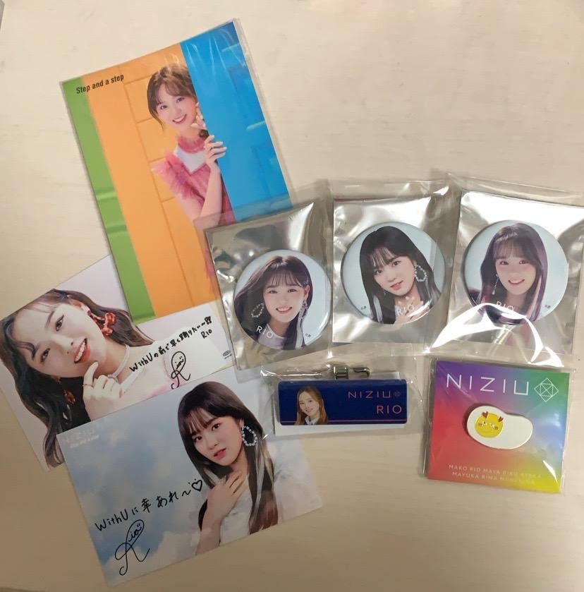 NiziUりおちゃんグッズ ｱｸﾘﾙｽﾀﾝﾄﾞｷｰﾎﾙﾀﾞｰ【RIO】・NiziU | Sony Music Shop・CD・DVD・ﾌﾞﾙｰﾚｲ