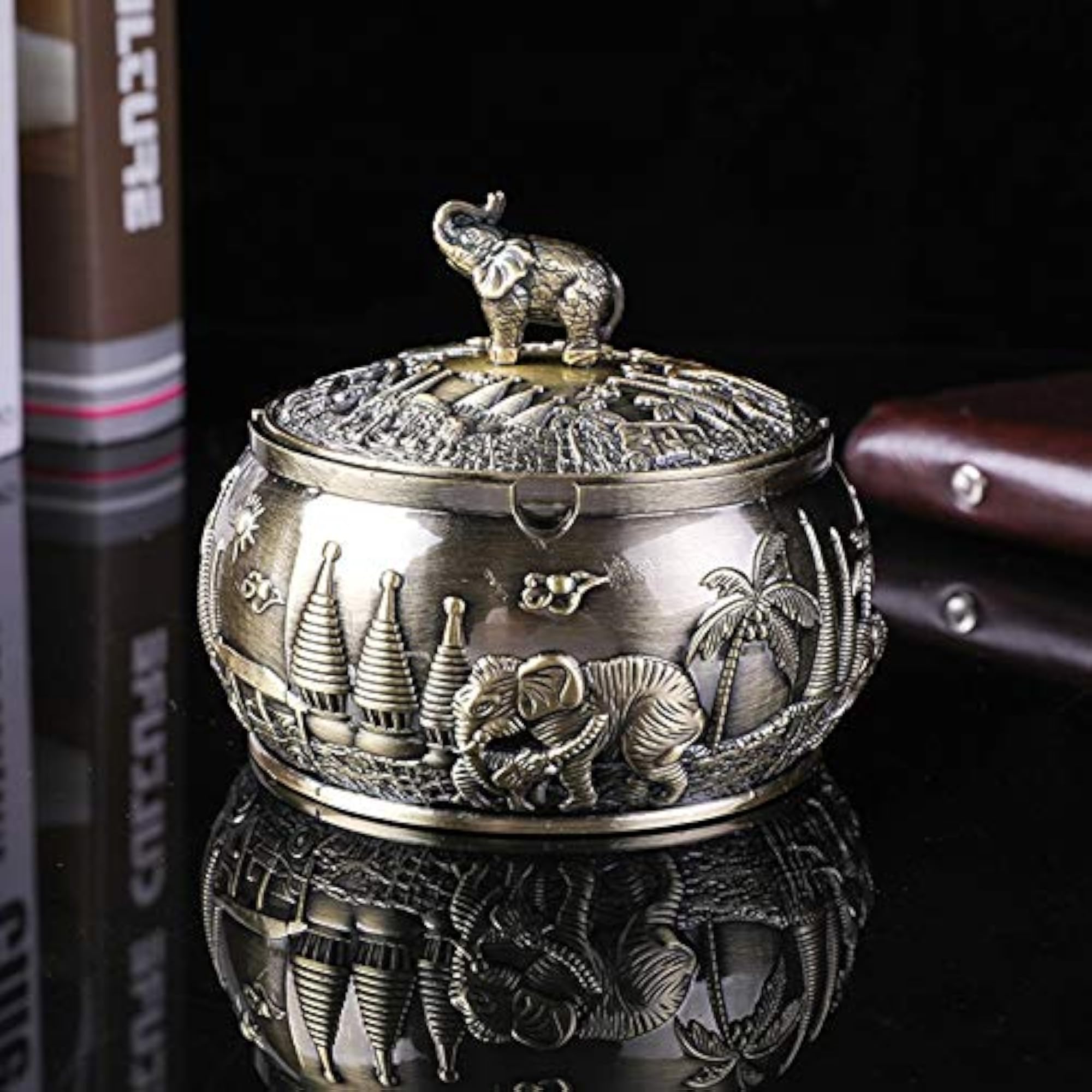 Anti-Slip Ashtray with Lid for Decoration