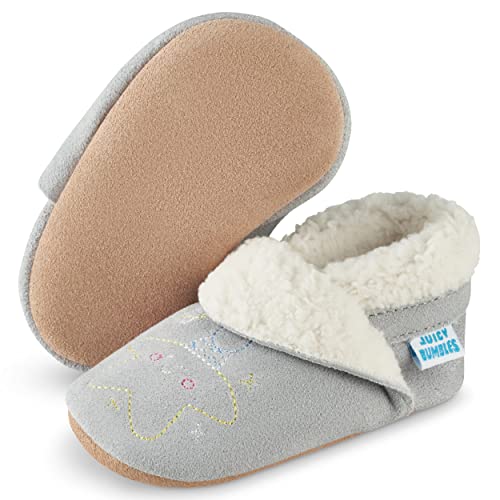 Juicy Bumbles Chausson Bebe Fille Chausson Enfant Garcon en Daim - Pantoufle Enfant Fille Souple Antidérapant Lune et Étoiles Gris 17-18 EU Cover