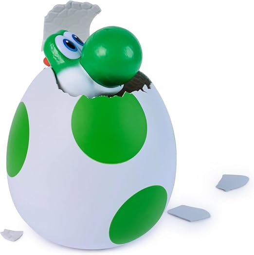 Figura Interativa Yoshi espreitando para fora do ovo rachado, com a boca aberta e a língua para fora, em um fundo branco com pedaços de casca de ovo quebrados.