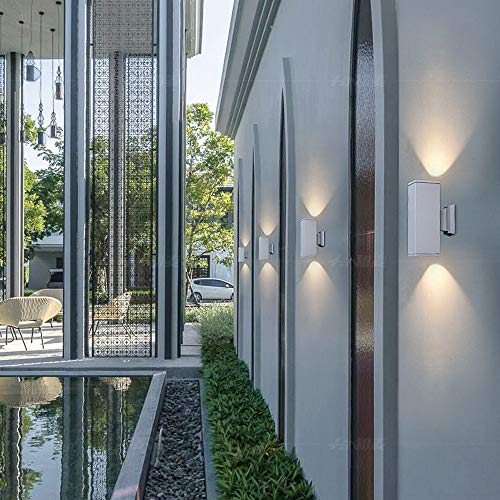 Lampe murale LED pour éclairer une façade humide sans risquer la rouille