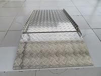WORHAN Mobil Schwellenrampe Variable Höhenverstellung Ladeplattform Stufenrampen Rollstuhlrampe Alu Aluminium Rampe Türschwellenrampe TR157 – Ansicht 2