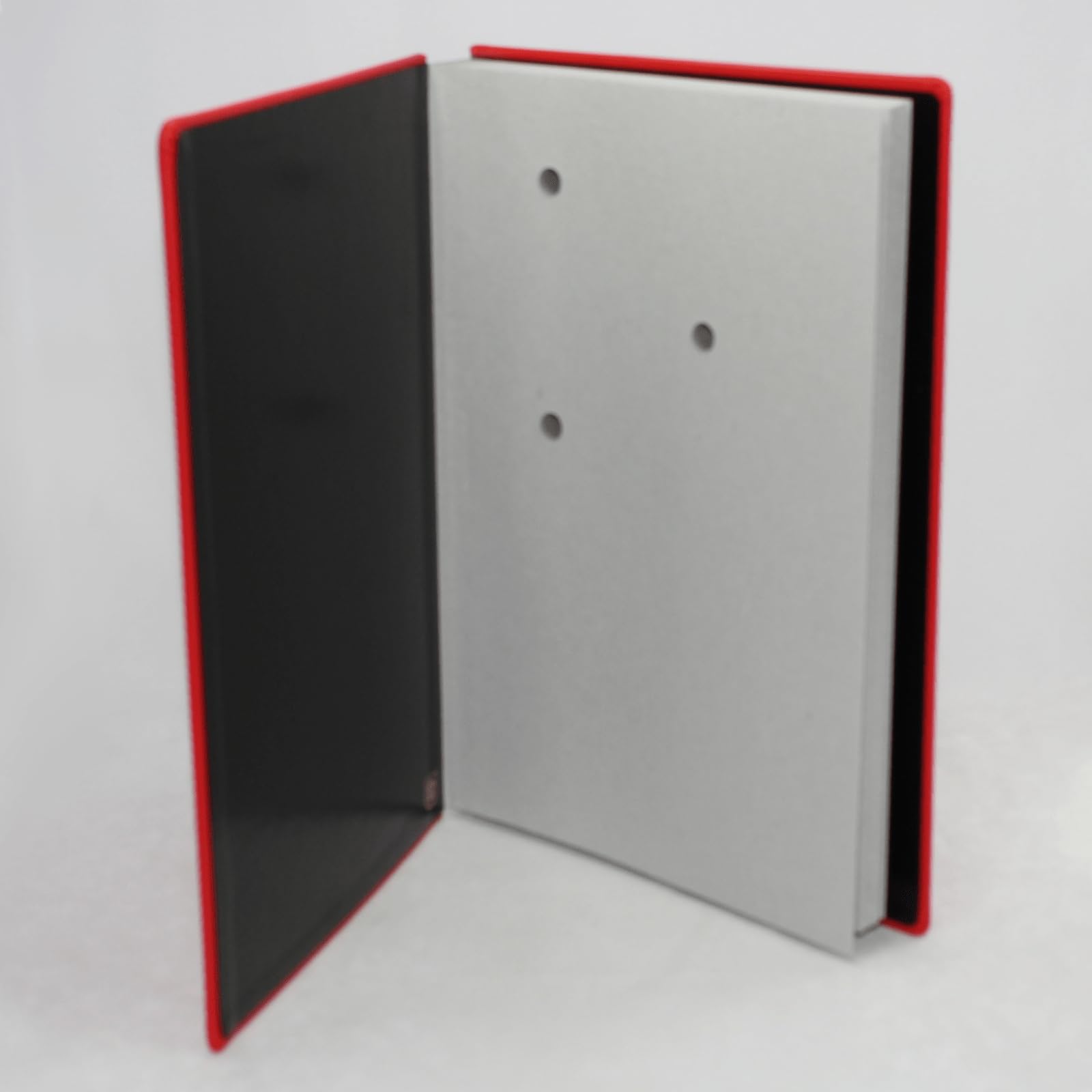 Unterschriftenmappe aus glattem Vollrindleder in Rot, Softcover, dehnbarer Rücken, 20 Register-Trennblätter aus stabiler grauer Kartonage, Aufnahme von DIN A4, Prägungen auf Anfrage