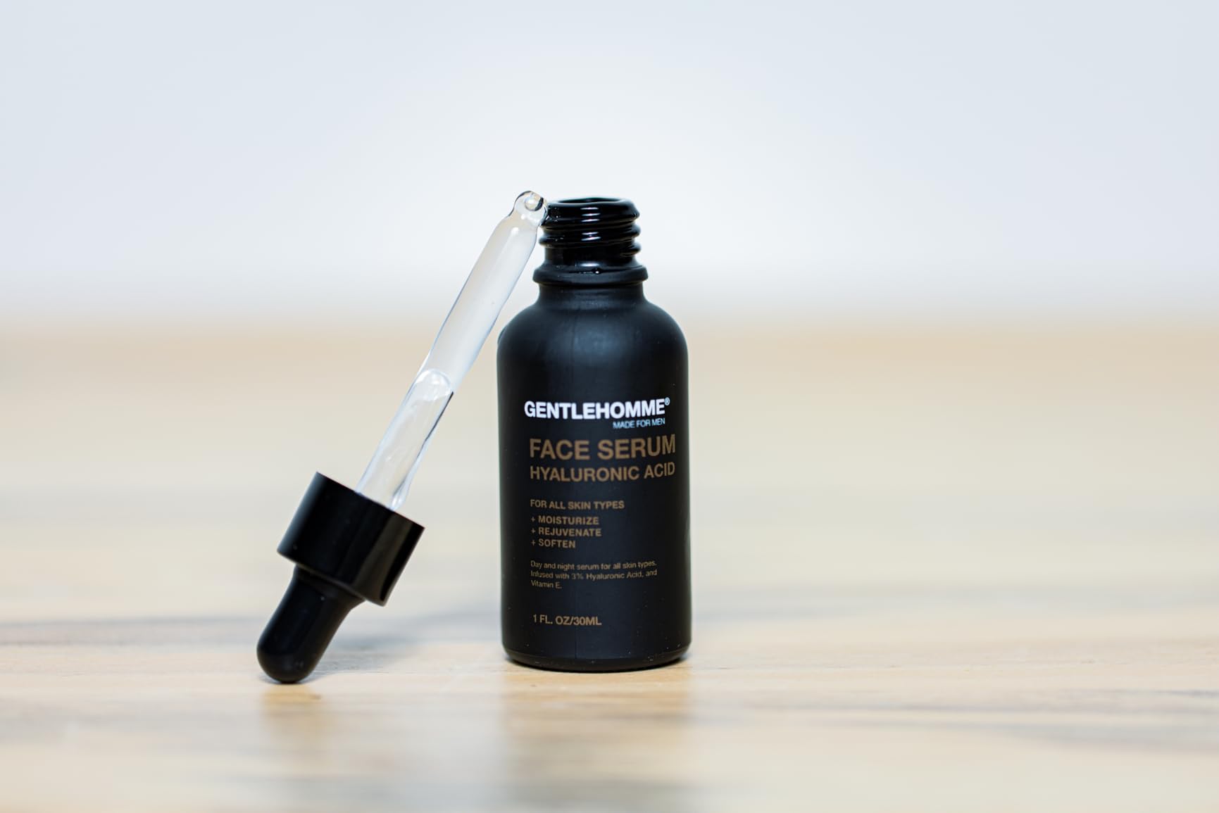 Gentlehomme - Hyaluronic Acid Face Serum - Men’s Facial Serum - With 3% Hyaluronic Acid & Vitamin E - Helps Moisturize, Rejuvenate & Soften Skin - Day & Night Serum - All Skin Types - Vegan - 1oz
