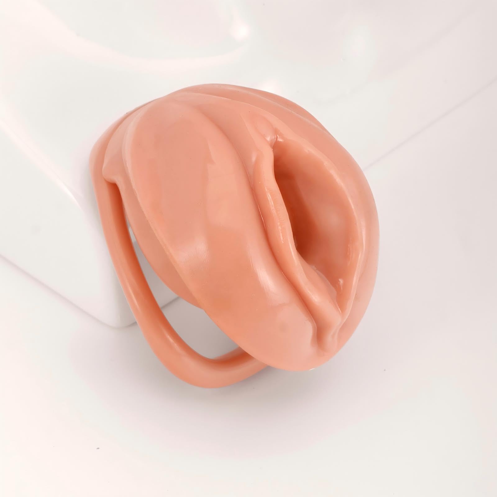 Jouet Adulte Cage de Chasteté pour Pénis avec Mini-Serrure et 4 Anneaux Différents Sex Toys Homme Sissy Chastity Cage Man Légère en Résine et Silicone avec Ceinture pour Attacher le Pénis (Complexion)