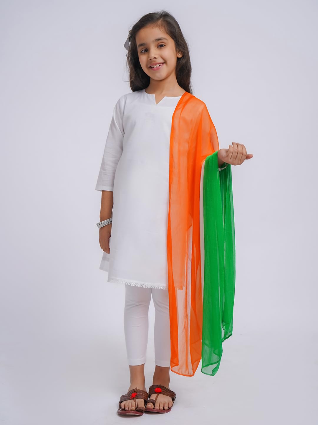 VASTRAMAY Kurta da bambina in cotone bianco con leggings e Dupatta tricolore - Abbigliamento etnico speciale per la festa della Repubblica, comodo ed elegante, per ragazze
