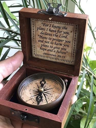 Brújula grabada religiosa para camping en caja de madera miniatura 5