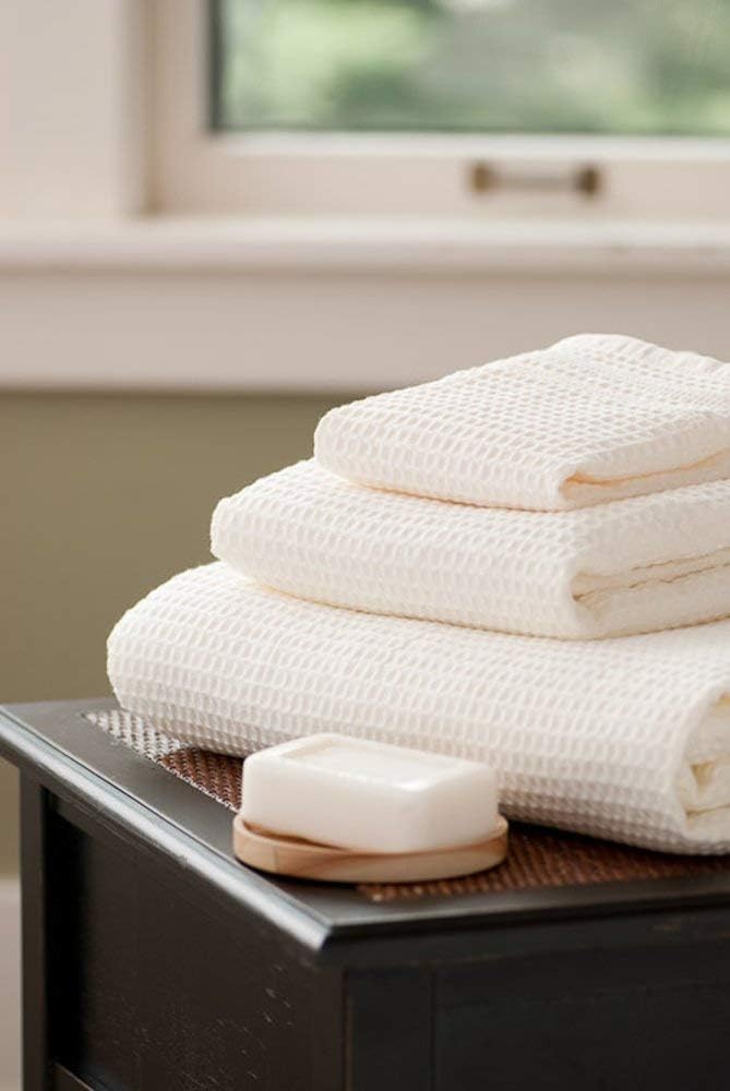 GILDEN TREE Waffle Towels Quick Dry Lint Free Thin Bath Towel, Classic Style (Cream)