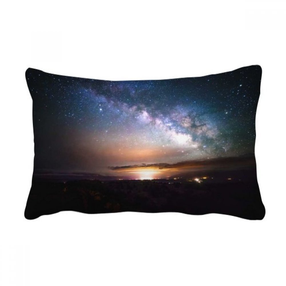 Cadeau déco coussin nébuleuses galaxy multicolore pour embellir un salon moderne