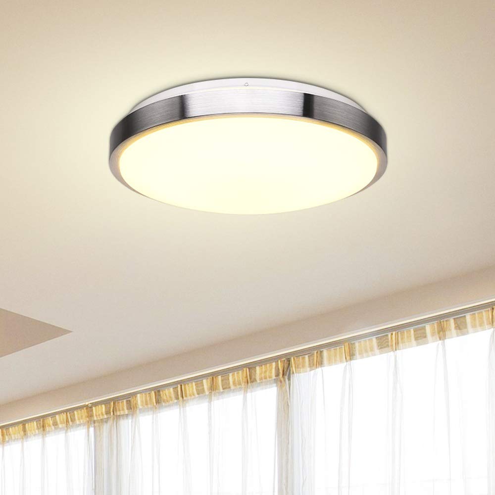 Plafonnier LED mince à éclairage doux pour un salon lumineux et épuré