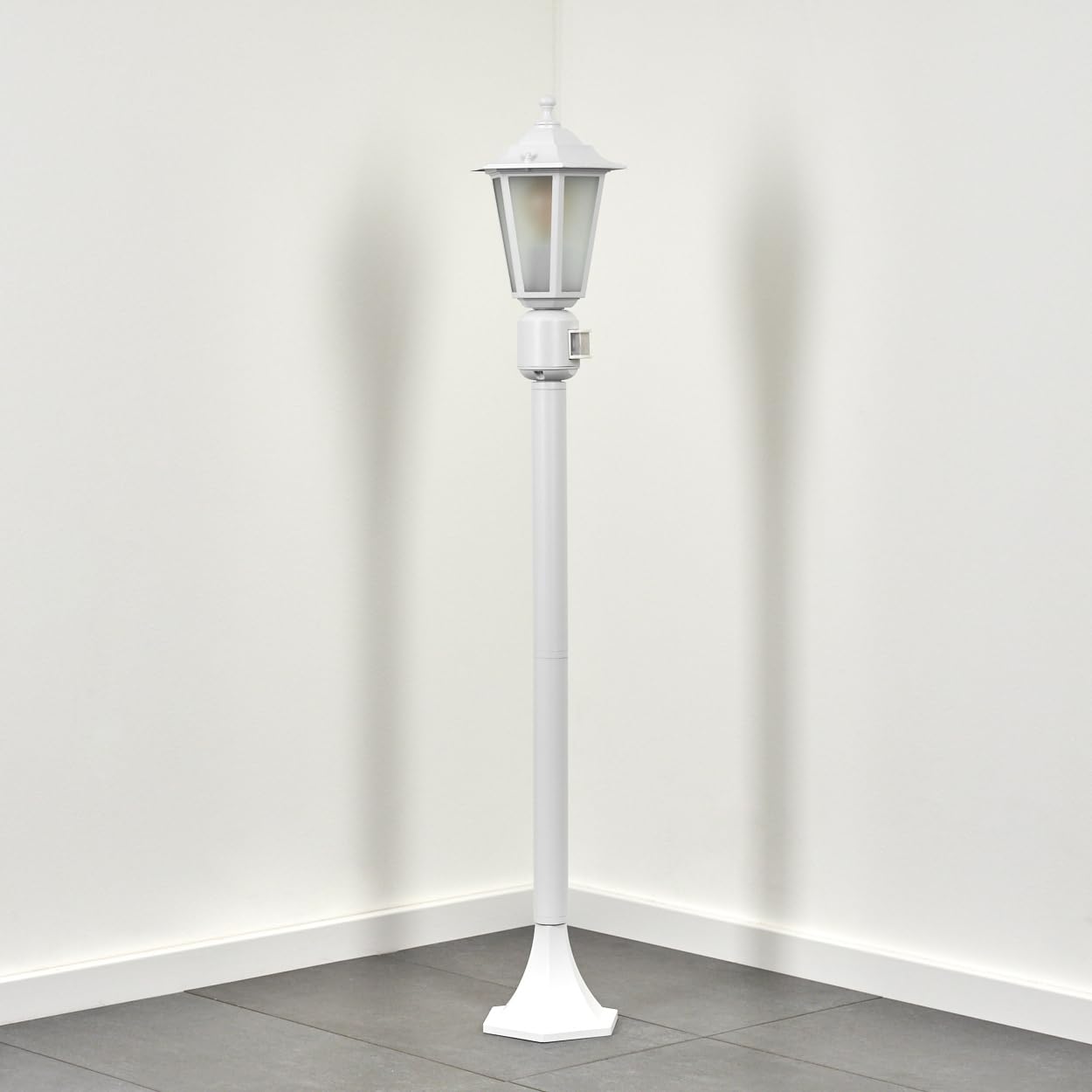 Außenwegeleuchte Loria, Wegeleuchte m. Bewegungsmelder aus Metall/Milchglas in Weiß, Wechselscheiben in Klar, Außenleuchte in antikem Look, Höhe 107 cm, IP44, 1 x E27, ohne Leuchtmittel