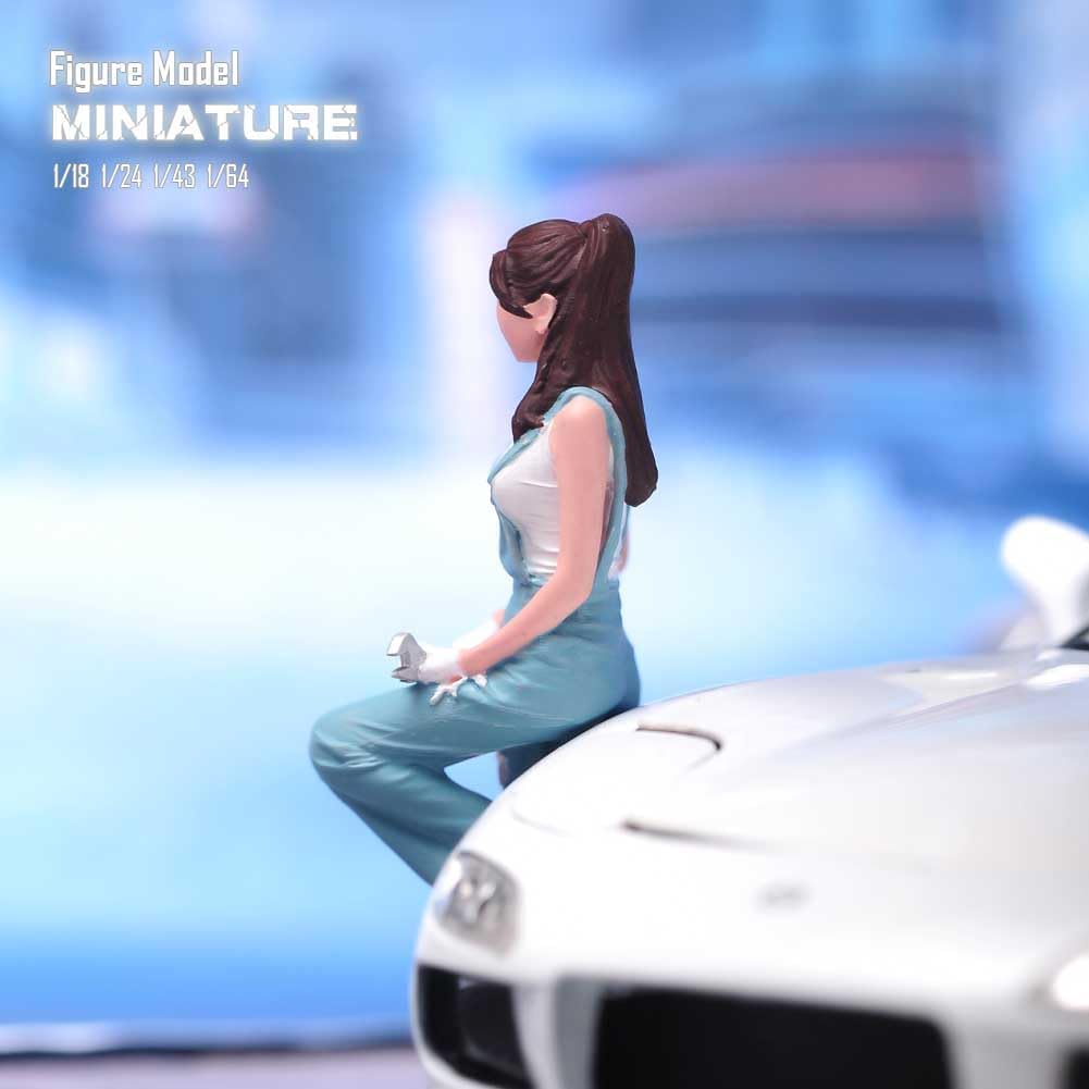 Miniature Figures Model,1/18 1/24 1/43 1/64 1/87 Scale Repair Car Girl Tiny People Figure Resin Simulation Diorama Female Figure for Decoration Collection Cars (Holding the Wrench Posture, 1/18 Scale)