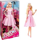 Barbie indossa un abito a quadretti bianco e rosa vintage con cintura coordinata e gonna plissettata.