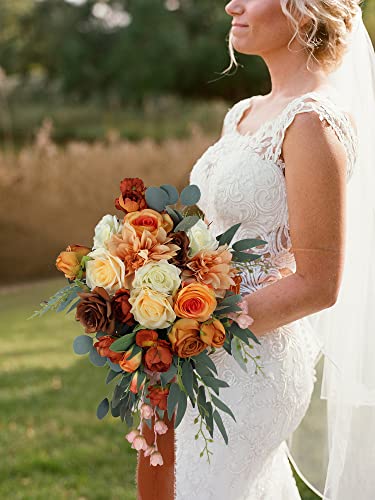 Rinlong 30 cm großer Blumenstrauß in Rusitc Burnt Orange Cascade Bouquet Herbst Hochzeit Blumensträuße für Braut kaskadierende Hochzeit Blumenstrauß aus Blumen Tropfenform Brautstrauß Hochzeit