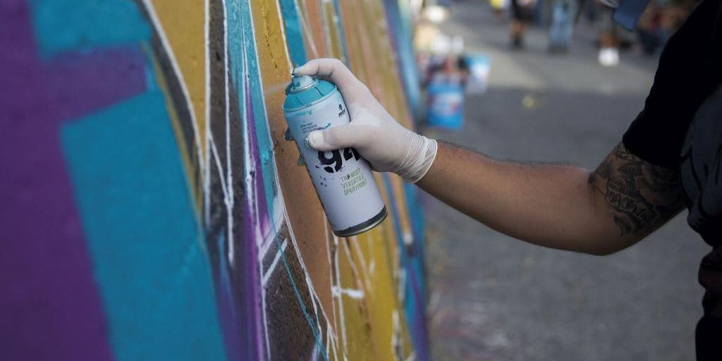 Montana Graffiti Pack 6 x 400 ml Pintura en Aerosol Mate 94 Colores Primarios con 3 Tapas de Repuesto - Amarillo, Rosa, Naranja, Azul, Verde, Rojo